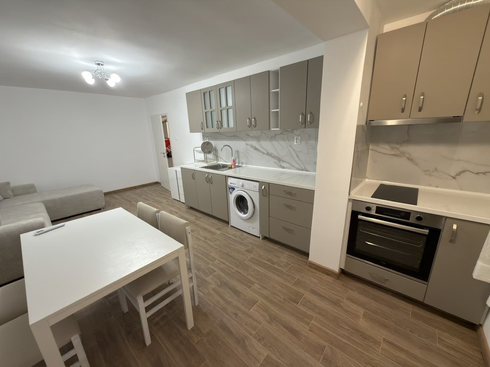 Двустаен апартамент под наем | ж.к. Младост 1, бл. 40 | След основен ремонт | Обзаведен | Климатик